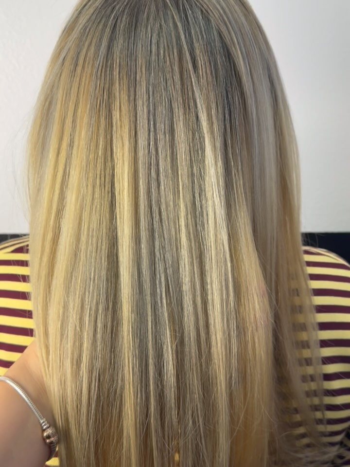 Golden blonde highlights by Mirian May, hair colorist in Glendale, CA